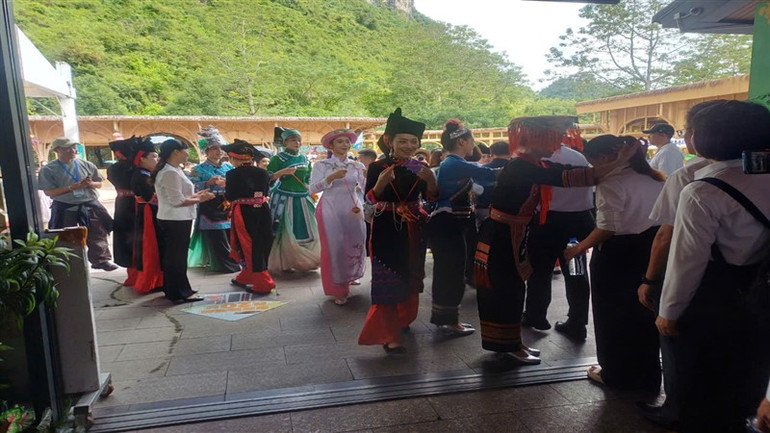 Ban Tổ chức đón tiếp đoàn du khách Việt Nam đầu tiên tham khu cảnh quan từ khi đi vào vận hành chính thức.