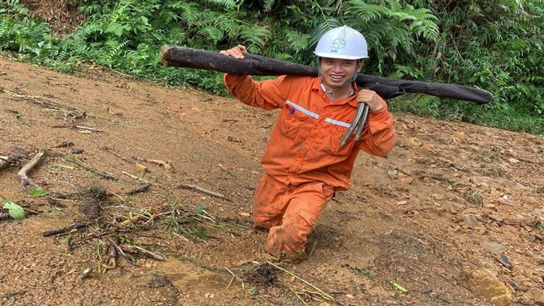 Công nhân Điện lực Cao Bằng lội bùn đi khắc phục sự cố lưới điện. Công nhân Điện lực Cao Bằng lội bùn đi khắc phục sự cố lưới điện.