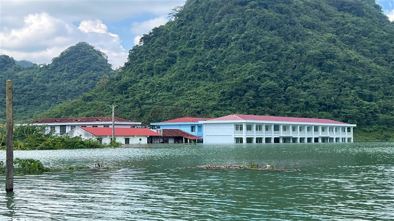 Trường trung học cơ sở bán trú xã Quang Vinh chìm trong nước lũ.