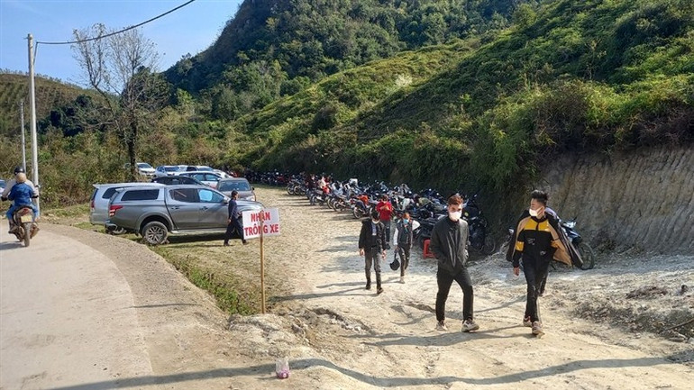 Bãi giữ xe "ken" kín phương tiện của du khách.