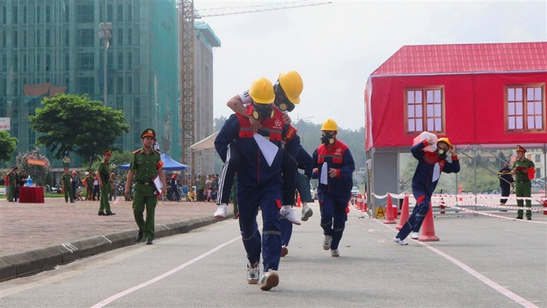 Các vận động viên thực hành cứu người và tài sản ra khỏi đám cháy.