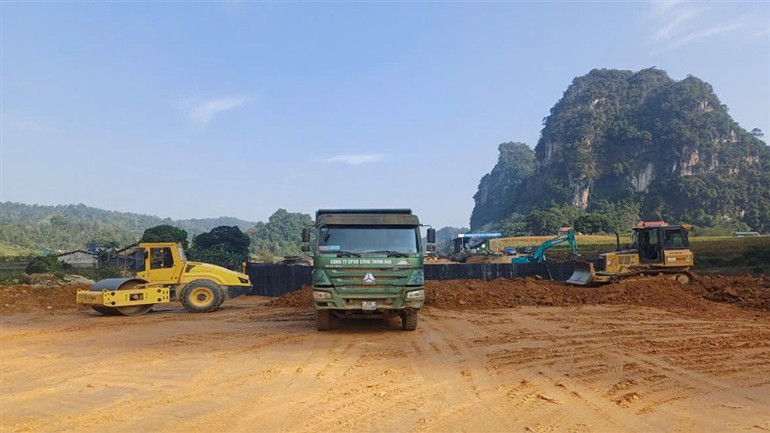 Phương tiện, thiết bị, nhân lực đang hối hả thi công tuyến đường bộ cao tốc.