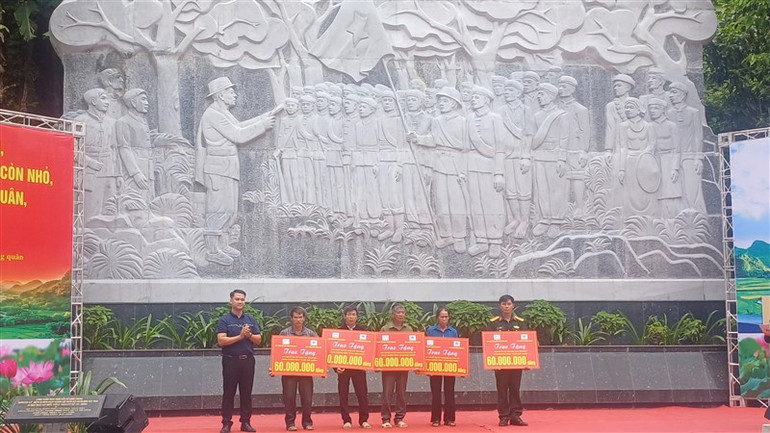 Ban tổ chức trao kinh phí hỗ trợ xây dựng nhà ở cho gia đình người có công với cách mạng, hộ nghèo, quân nhân hoàn cảnh khó khăn.