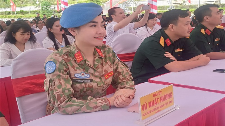 Đại úy Vũ Nhật Hương, cán bộ Cục Gìn giữ hòa bình Việt Nam.