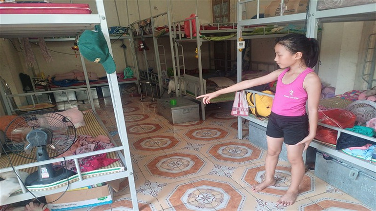 Phòng ở dưới gầm khán đài khu bể bơi trong trung tâm có 14 vận động viên nghỉ ngơi, sinh hoạt.