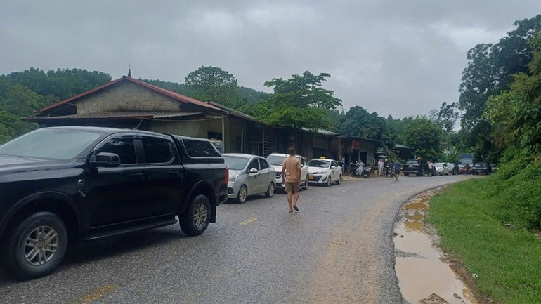 Hàng dài phương tiện ùn tắc trên Quốc lộ 3.