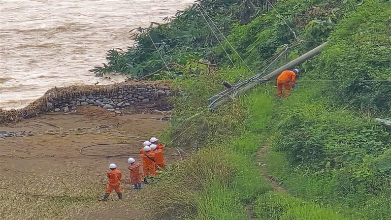 Do mưa lũ, sạt lở đất, nhiều cột điện tại tỉnh Cao Bằng bị gẫy, đổ. Do mưa lũ, sạt lở đất, nhiều cột điện tại tỉnh Cao Bằng bị gẫy, đổ.