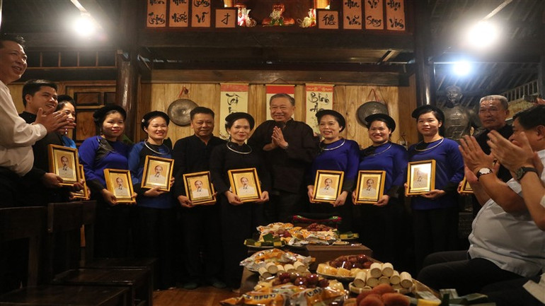 Chủ tịch nước Tô Lâm tặng quà người dân xóm Pác Bó, xã Trường Hà, huyện Hà Quảng, tỉnh Cao Bằng.