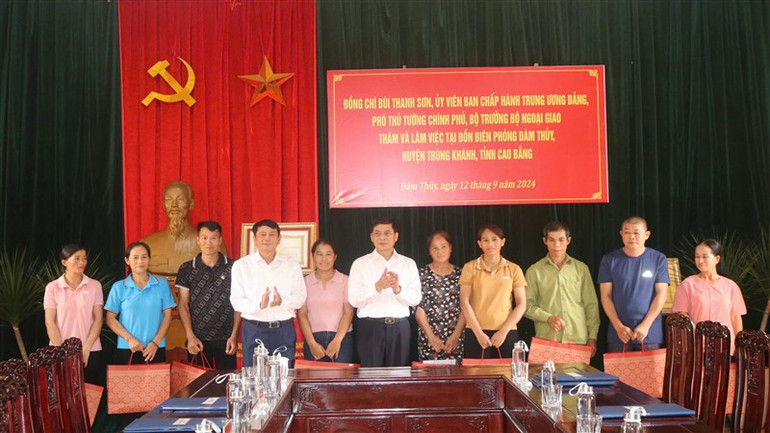 Phó Thủ tướng, Bộ trưởng Ngoại giao Bùi Thanh Sơn tặng quà người dân xã Đàm Thủy, huyện Trùng Khánh, tỉnh Cao Bằng.