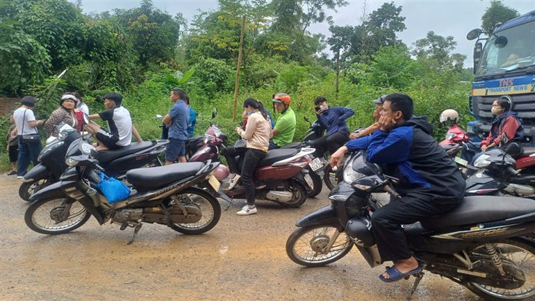 Người đi xe máy "ngán ngẩm" chờ thông đường.