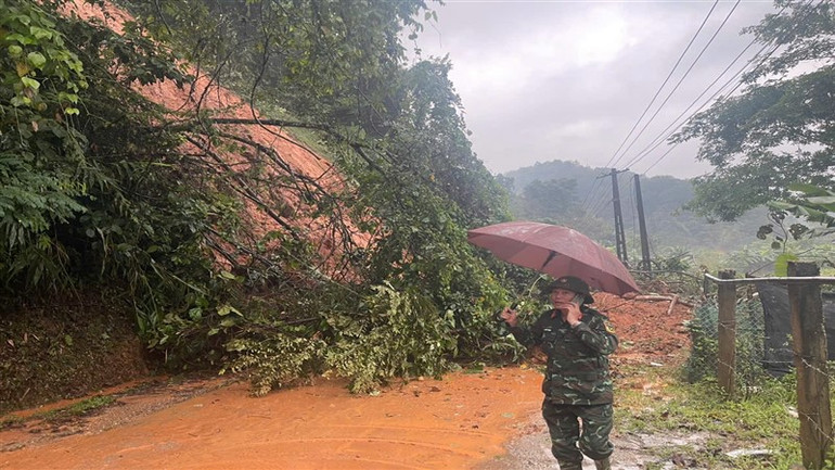 Nhiều tuyến đường ở tỉnh Cao Bằng bị sạt lở đất, ách tắc.