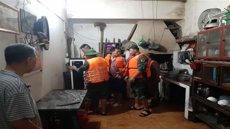 Lực lượng Bộ Chỉ huy Quân sự tỉnh Cao Bằng giúp dân di chuyển tài sản tránh lũ.