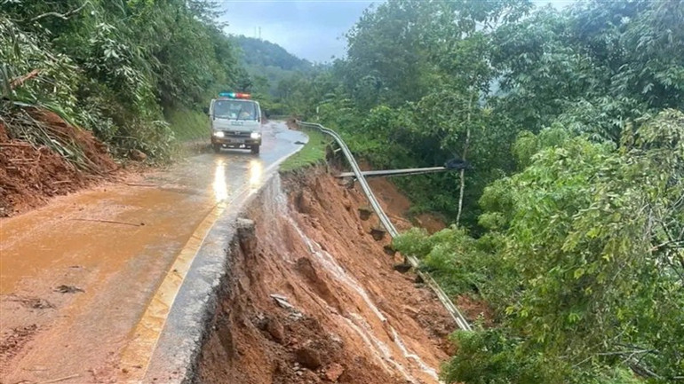 Cảnh sát giao thông tuần tra, cảnh báo nguy hiểm trên những tuyến đường. Ảnh: Công an huyện Nguyên Bình.