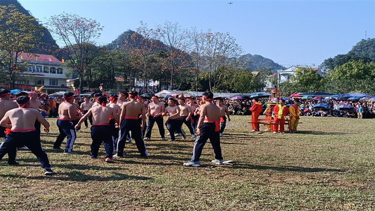 Các thanh niên nhanh nhẹn, khỏe mạnh được các địa phương chọn vào đội thi tranh đầu pháo.