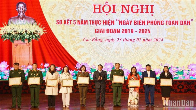 Lãnh đạo tỉnh Cao Bằng trao Bằng khen cho các cá nhân có thành tích trong thực hiện "Ngày Biên phòng toàn dân".