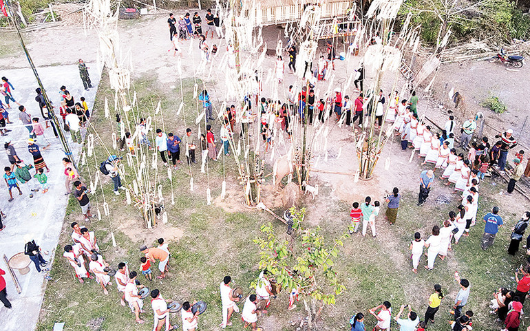 Lễ hội của đồng bào Rơ Măm ở làng Le. Lễ hội của đồng bào Rơ Măm ở làng Le.