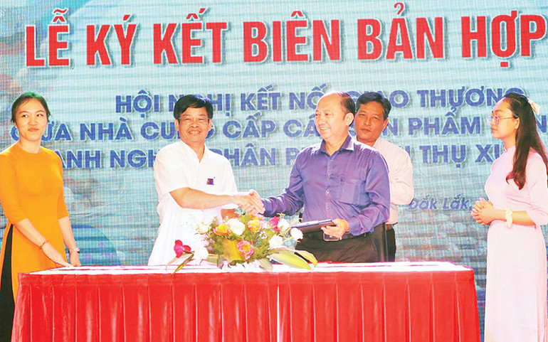 Lễ ký kết biên bản thỏa thuận hợp tác tiêu thụ nông sản tại hội nghị.