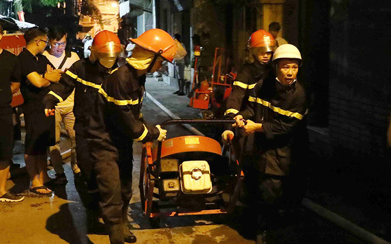 Lực lượng phòng cháy, chữa cháy và cứu nạn, cứu hộ đưa thiết bị chuyên dụng tiếp cận đám cháy. (Ảnh PHẠM KIÊN)