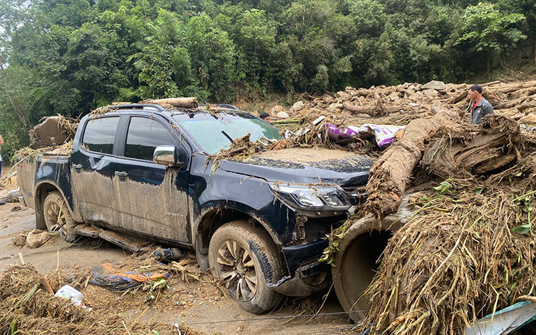 Chiếc ô-tô bị vùi lấp do lũ quét. Chiếc ô-tô bị vùi lấp do lũ quét.