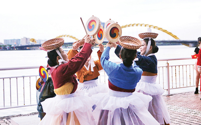 Một tiết mục biểu diễn của các nghệ sĩ Hàn Quốc. Một tiết mục biểu diễn của các nghệ sĩ Hàn Quốc.