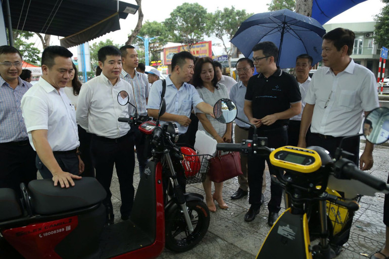 Việc khánh thành trạm hoán đổi pin xe điện hai bánh đầu tiên tại thành phố Đà Nẵng sẽ mở đầu cho một chuỗi hệ thống các trạm hoán đổi pin tiếp theo sẽ được lắp đặt trong thời gian tới. Việc khánh thành trạm hoán đổi pin xe điện hai bánh đầu tiên tại thành phố Đà Nẵng sẽ mở đầu cho một chuỗi hệ thống các trạm hoán đổi pin tiếp theo sẽ được lắp đặt trong thời gian tới.