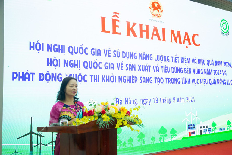 Bà Nguyễn Thị Lâm Giang – Vụ trưởng Vụ Tiết kiệm năng lượng và Phát triển bền vững (Bộ Công Thương) chia sẻ về một số kết quả triển khai Chương trình VNEEP3 đến năm 2024.