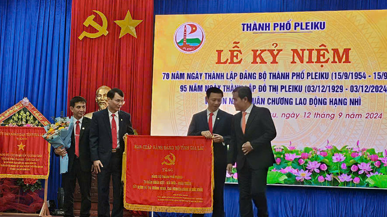 Ban Chấp hành Đảng bộ tỉnh Gia Lai tặng Đảng bộ thành phố Pleiku bức Trướng mang dòng chữ Đảng bộ thành phố Pleiku 70 năm Đoàn kết- Đổi mới- Phát triển, xây dựng đô thị thông minh, cao nguyên xanh vì sức khỏe”