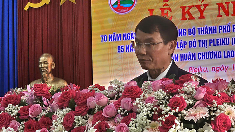 Bí thư Thành ủy Pleiku đọc diễn văn tại lễ kỷ niệm