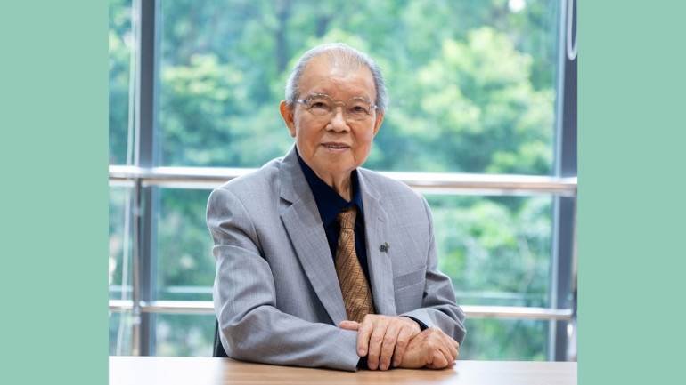 Giáo sư, Tiến sĩ, Nhà giáo Nhân dân, Anh hùng Lao động Võ Tòng Xuân là nhà khoa học nông nghiệp hàng đầu Việt Nam với nhiều đóng góp cho ngành nông nghiệp nước nhà