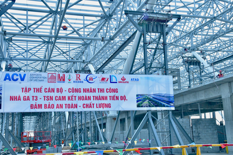 Công trường xây dựng Nhà ga hành khách T3 Cảng hàng không quốc tế Tân Sơn Nhất. Công trường xây dựng Nhà ga hành khách T3 Cảng hàng không quốc tế Tân Sơn Nhất.