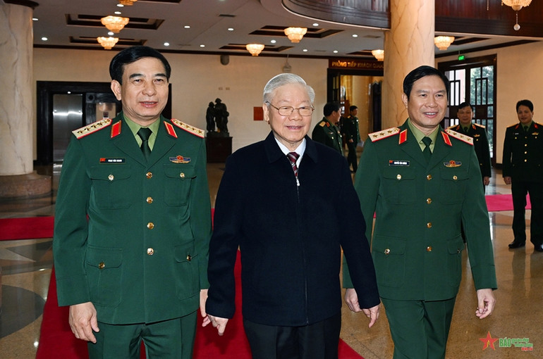 Tổng Bí thư Nguyễn Phú Trọng và Đại tướng Phan Văn Giang, Ủy viên Bộ Chính trị, Phó bí thư Quân ủy Trung ương, Bộ trưởng Bộ Quốc phòng; Thượng tướng Nguyễn Tân Cương, Ủy viên Trung ương Đảng, Ủy viên Thường vụ Quân ủy Trung ương, Tổng Tham mưu trưởng Quân đội nhân dân Việt Nam, Thứ trưởng Bộ Quốc phòng trước Hội nghị lần thứ năm, Quân ủy Trung ương nhiệm kỳ 2020-2025. Ảnh chụp ngày 19-12-2022. Ảnh TUẤN HUY