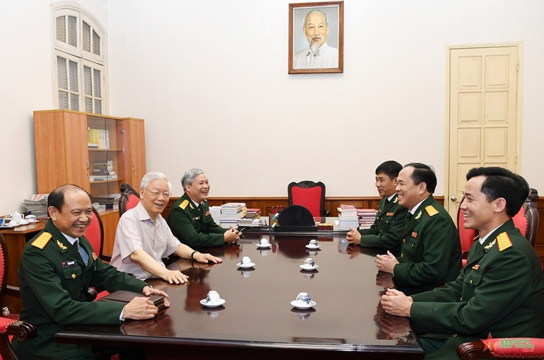 Tổng Bí thư, Chủ tịch nước, Bí thư Quân ủy Trung ương Nguyễn Phú Trọng nói chuyện thân mật với các đồng chí trong Đảng ủy, Ban biên tập Báo Quân đội nhân dân trong buổi gặp mặt tại trụ sở Văn phòng Trung ương Đảng, ngày 16-10-2020. Ảnh: PHÚ SƠN