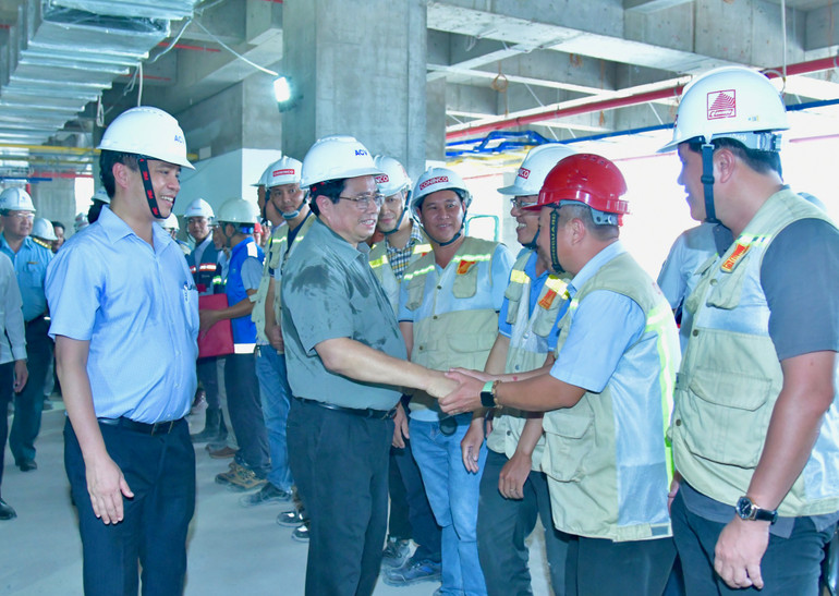 Thủ tướng Phạm Minh Chính thăm hỏi, tặng quà, động viên đội ngũ kỹ sư, công nhân đang thi công trên công trường Dự án Nhà ga hành khách T3. Thủ tướng Phạm Minh Chính thăm hỏi, tặng quà, động viên đội ngũ kỹ sư, công nhân đang thi công trên công trường Dự án Nhà ga hành khách T3.