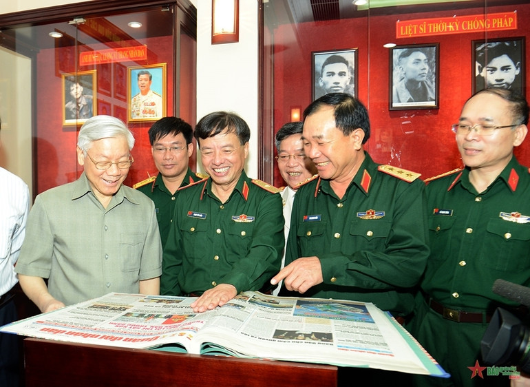 Tổng Bí thư Nguyễn Phú Trọng cũng nhiều lần biểu dương báo chí trong Quân đội làm tốt công tác tuyên truyền, đặc biệt Báo Quân đội nhân dân với các chuyên đề đấu tranh với thế lực thù địch chống phá Đảng. Trong ảnh, Tổng Bí thư Nguyễn Phú Trọng tham quan phòng truyền thống của Báo Quân đội nhân dân, nhân dịp kỷ niệm 65 năm Ngày ra số báo đầu tiên (ảnh chụp ngày 19-10-2015). Ảnh: TRỌNG HẢI