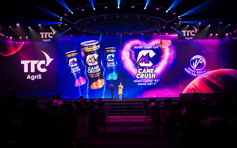 Chủ tịch Đặng Huỳnh Ức My đại diện TTC AgriS cho ra mắt sản phẩm nước tăng lực C-CANE CRUSH với thành phần nước mía tự nhiên – Đánh dấu bước tăng tốc của TTC AgriS trên đường đua sản xuất và cung ứng F&B toàn cầu với các giá trị dinh dưỡng từ nông sản
