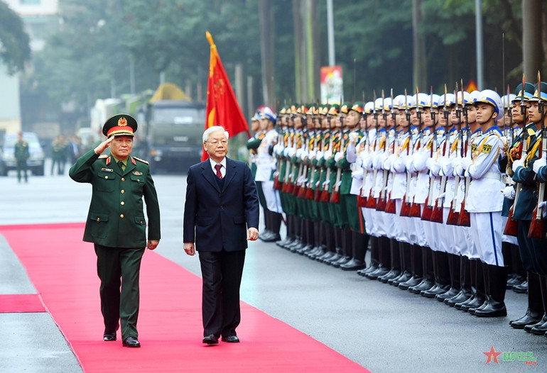 Tổng Bí thư, Chủ tịch nước Nguyễn Phú Trọng duyệt đội danh dự, trước khi khai mạc Hội nghị Quân chính toàn quân năm 2020. Ảnh: VŨ PHONG