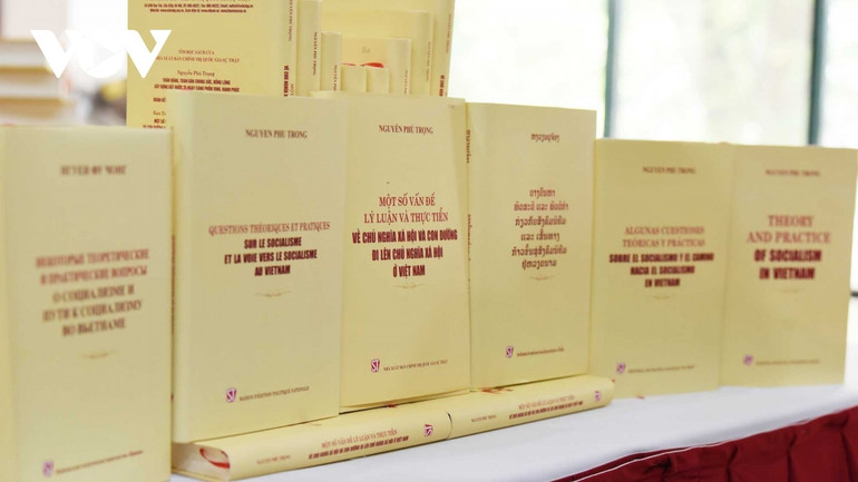 Cuốn sách “Một số vấn đề lý luận và thực tiễn về chủ nghĩa xã hội và con đường đi lên chhur nghĩa xã hội ở Việt Nam” của Tổng Bí thư Nguyễn Phú Trọng xuất bản bằng 7 ngôn ngữ: Anh, Trung Quốc, Lào, Nga, Pháp, Tây Ban Nha và Hà Lan.