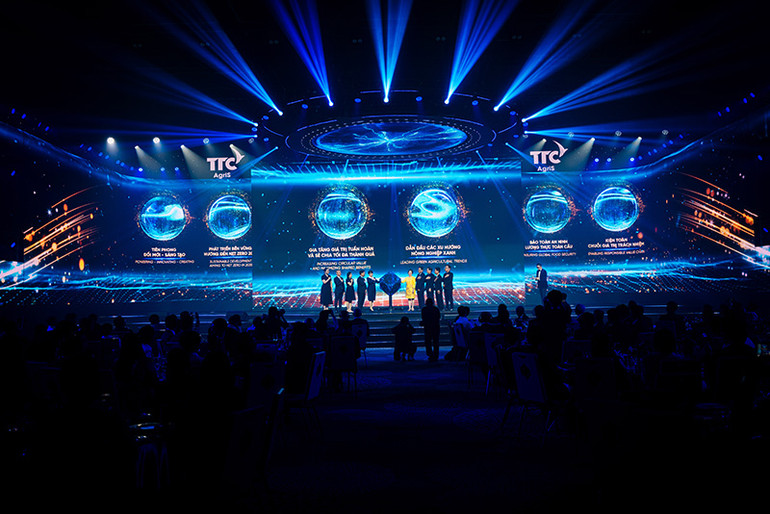 Tại Lễ kỷ niệm 55 năm thương hiệu TTC AgriS, Bà Đặng Huỳnh Ức My – Chủ tịch HĐQT (áo vàng), cùng Ban lãnh đạo cấp cao thực hiện dấu ấn “Khai mở tương lai, cam kết bền vững” trước sự sẵn sàng đồng hành của các Bên liên quan trong hành trình thúc đẩy nền kinh tế nông nghiệp bền vững toàn cầu