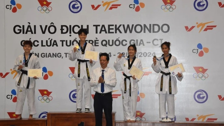 Trao giải cho các vận động viên đạt thành tích cao.