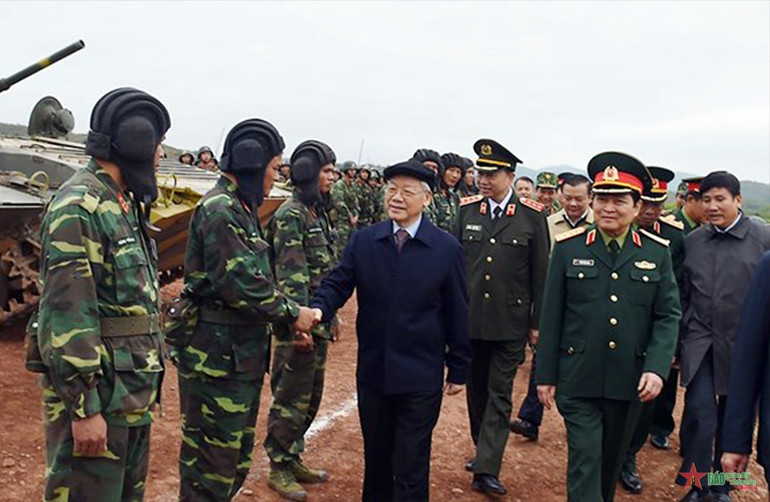 Tổng Bí thư Nguyễn Phú Trọng gặp gỡ, động viên cán bộ, chiến sĩ sau buổi huấn luyện. Ảnh: TRỌNG HẢI