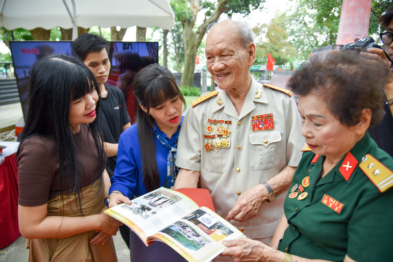 Đại tá Nguyễn Hữu Tài, nguyên Cục Phó Cục Quân huấn, Bộ Tổng Tham mưu chia sẻ các hình ảnh tư liệu do ông sưu tập với phóng viên Báo Nhân Dân.