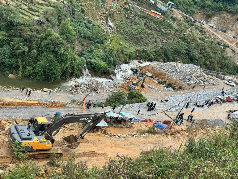 Các phương tiện được huy động để ứng cứu. Các phương tiện được huy động để ứng cứu.