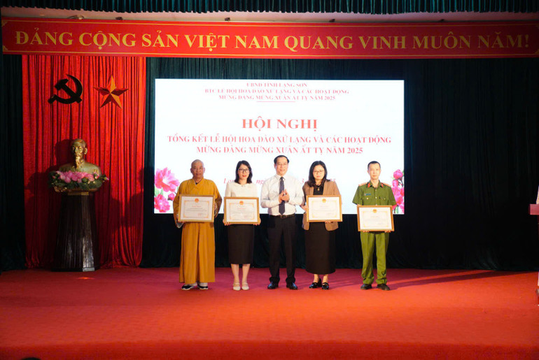 Chủ tịch Ủy ban nhân dân tỉnh Lạng Sơn tặng bằng khen các cá nhân có nhiều đóng góp trong quá trình tổ chức các hoạt động mừng Đảng, mừng Xuân Ất Tỵ năm 2025.
