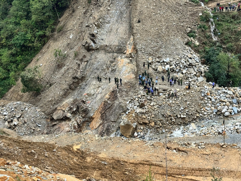 Hiện trường nơi xảy ra sạt lở làm 5 người mất tích. Hiện trường nơi xảy ra sạt lở làm 5 người mất tích.
