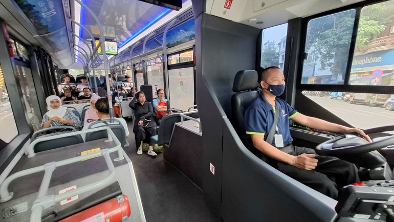 Xe buýt điện sạch sẽ, hiện đại.