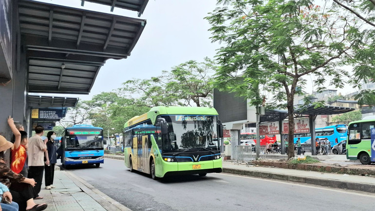 Đa dạng loại hình xe buýt phục vụ hành khách Thủ đô.