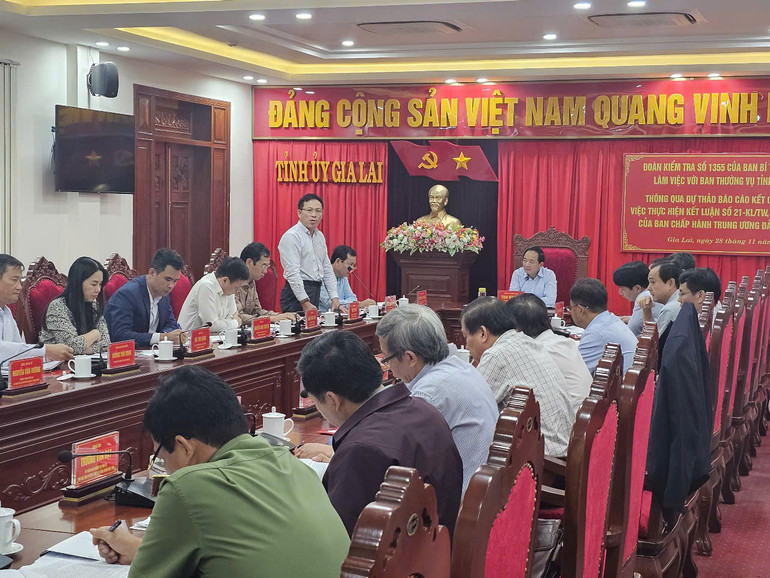 Thành viên Đoàn kiểm tra phát biểu ý kiến tại buổi làm việc. Thành viên Đoàn kiểm tra phát biểu ý kiến tại buổi làm việc.