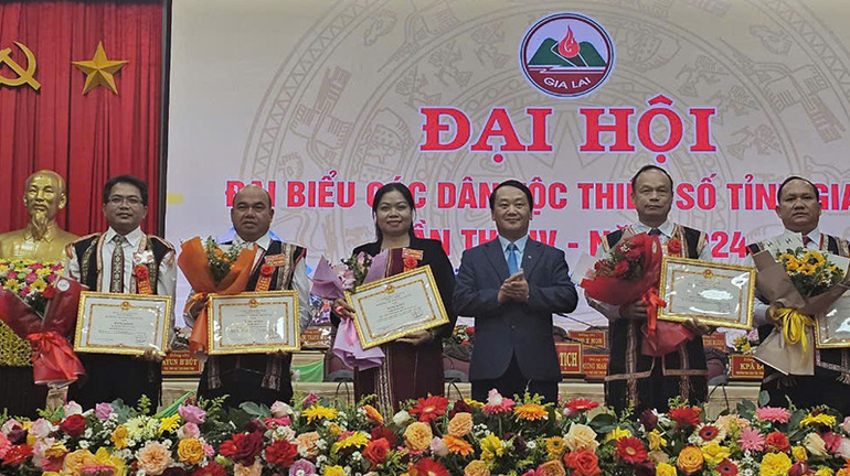 Tặng Bằng khen của Ủy ban Dân tộc cho các cá nhân có thành tích xuất sắc.