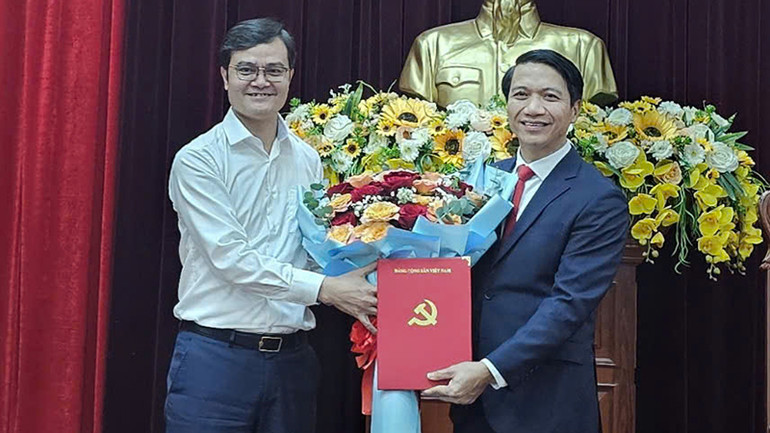 Đồng chí Bùi Quang Huy, Ủy viên dự khuyết Ban Chấp hành Trung ương Đảng, Bí thư thứ nhất Trung ương Đoàn Thanh niên Cộng sản Hồ Chí Minh tặng hoa chúc mừng đồng chí Nguyễn Ngọc Lương.