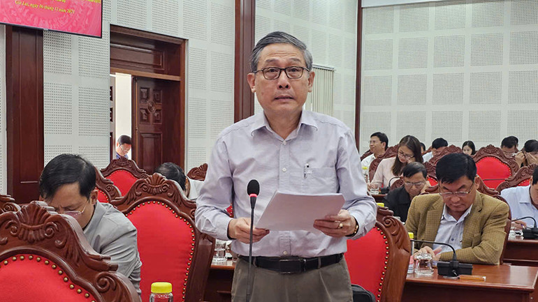 Đại biểu ngành Giáo dục và Đào tạo tham luận